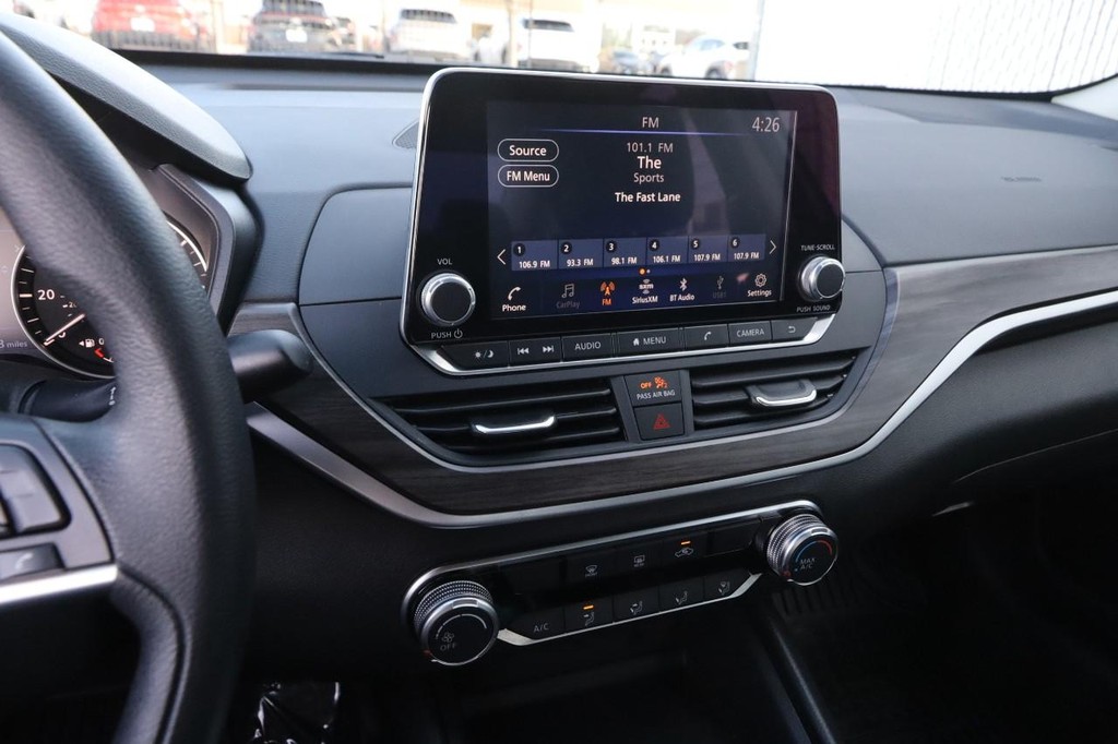 Nissan Altima Vehicle Full-screen Gallery Image 15