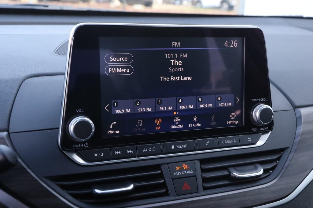 Nissan Altima Vehicle Full-screen Gallery Image 16