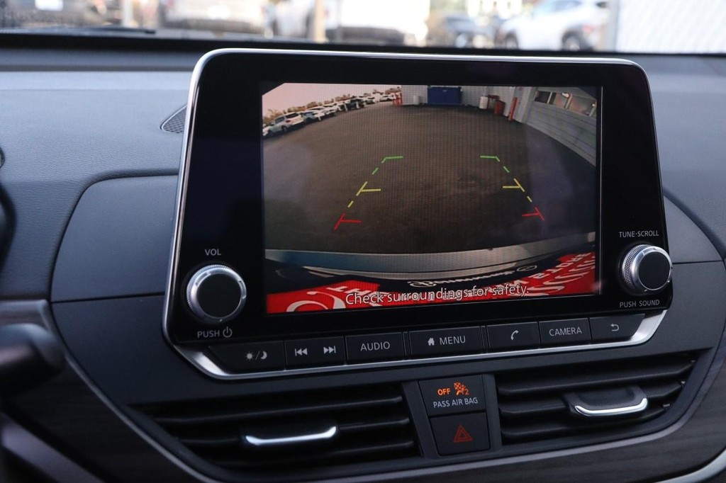 Nissan Altima Vehicle Full-screen Gallery Image 17