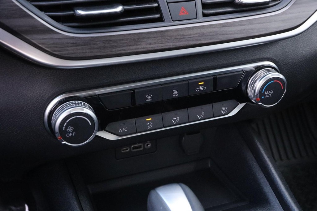 Nissan Altima Vehicle Full-screen Gallery Image 18