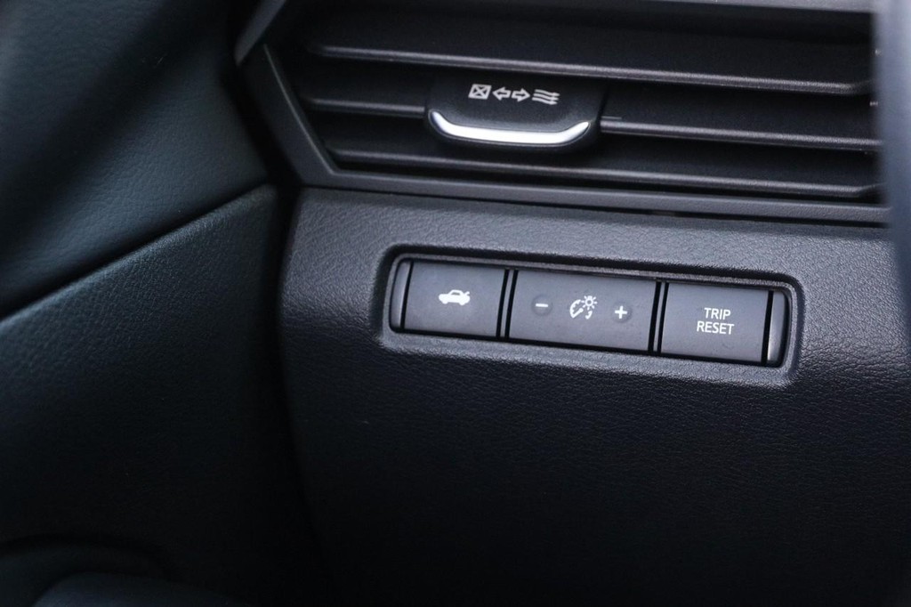 Nissan Altima Vehicle Full-screen Gallery Image 19