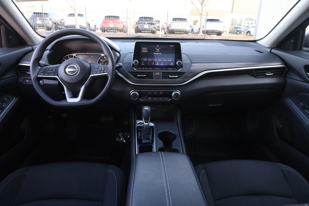 Nissan Altima Vehicle Full-screen Gallery Image 20