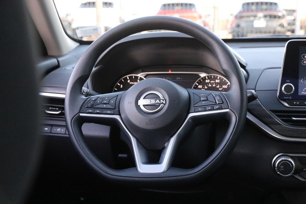 Nissan Altima Vehicle Full-screen Gallery Image 22