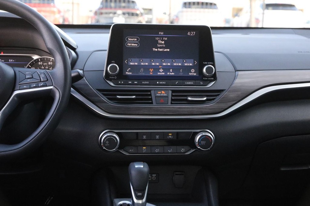 Nissan Altima Vehicle Full-screen Gallery Image 23