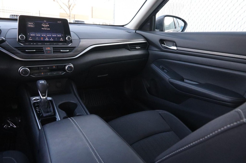 Nissan Altima Vehicle Full-screen Gallery Image 24