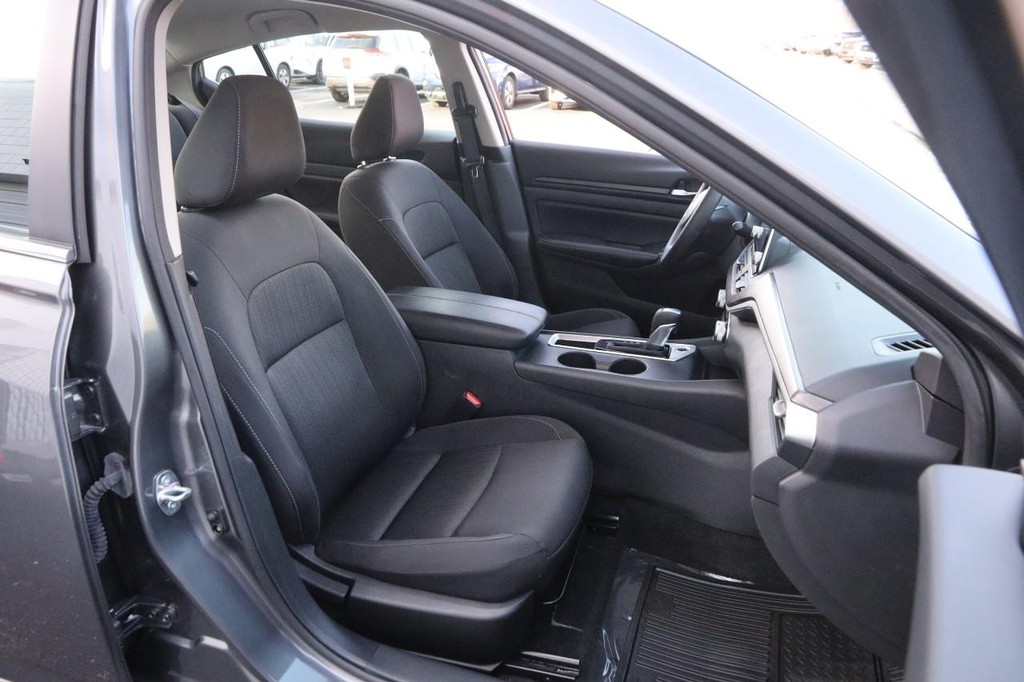 Nissan Altima Vehicle Full-screen Gallery Image 25