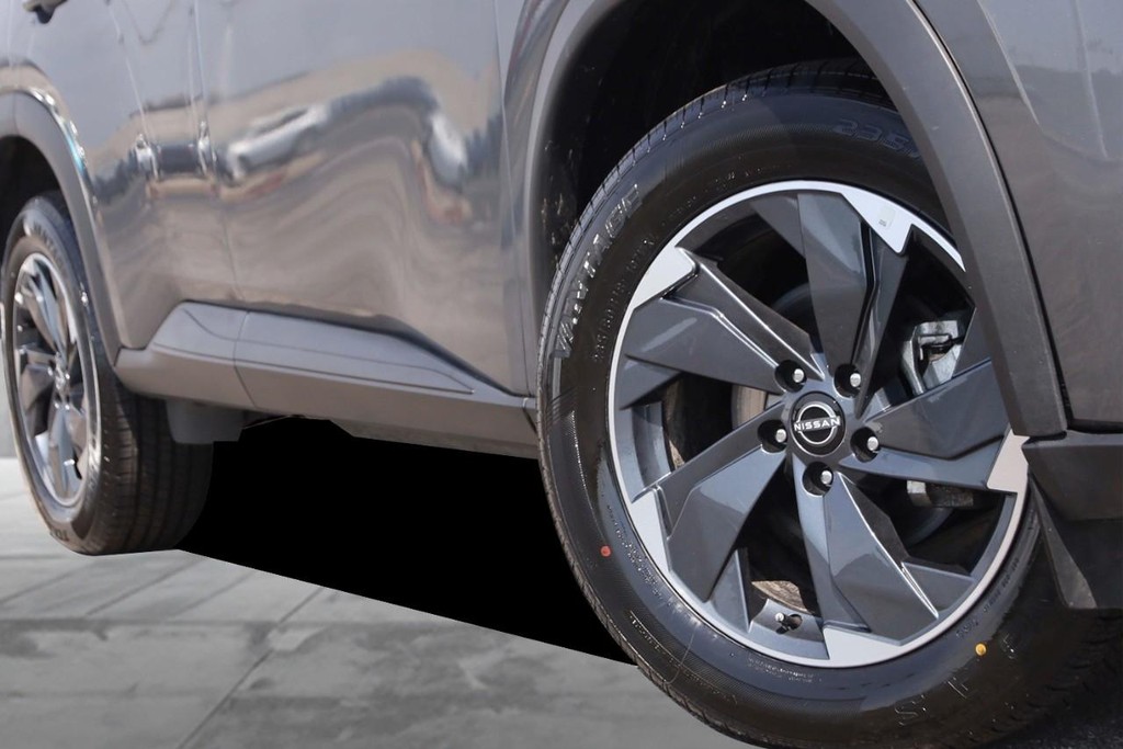 Nissan Rogue Vehicle Full-screen Gallery Image 3