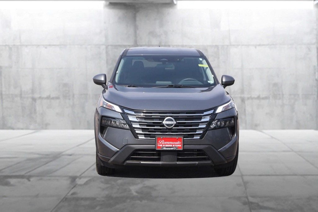 Nissan Rogue Vehicle Full-screen Gallery Image 4