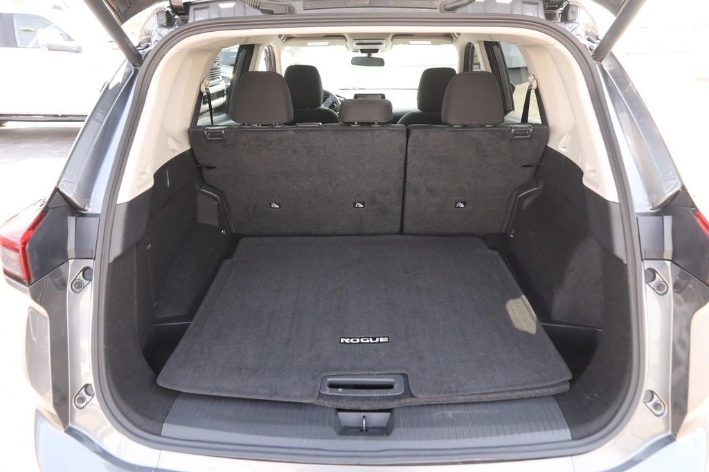 Nissan Rogue Vehicle Full-screen Gallery Image 7