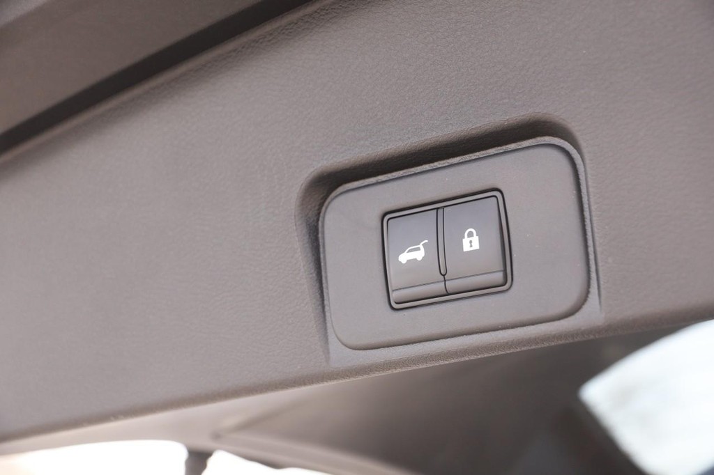 Nissan Rogue Vehicle Full-screen Gallery Image 8