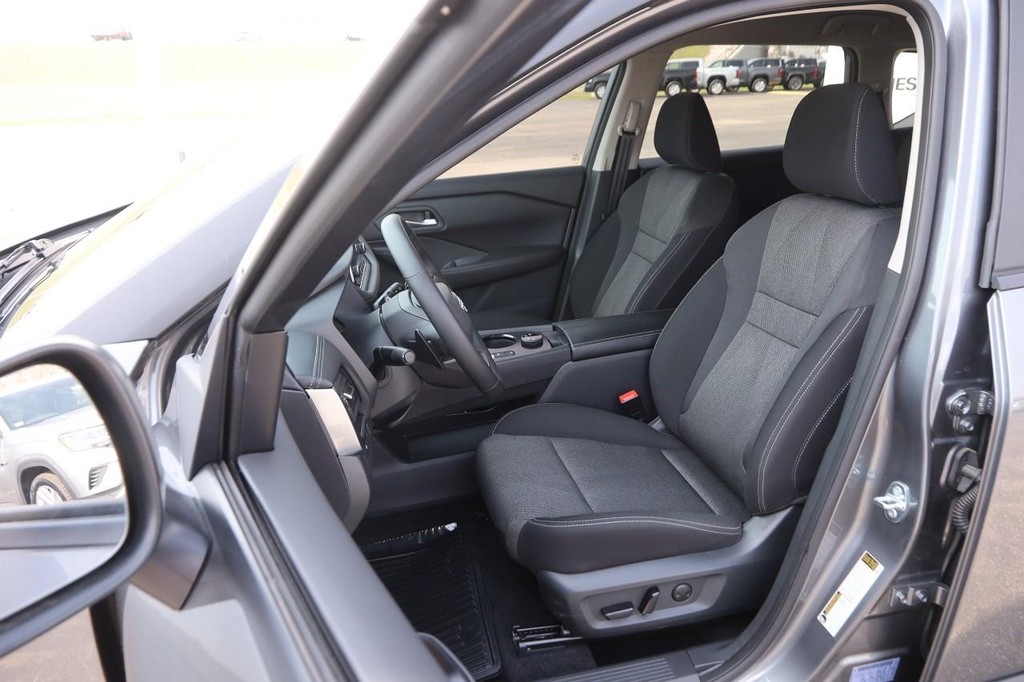 Nissan Rogue Vehicle Full-screen Gallery Image 9