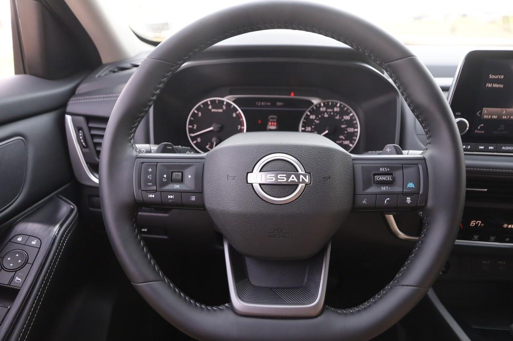 Nissan Rogue Vehicle Full-screen Gallery Image 11