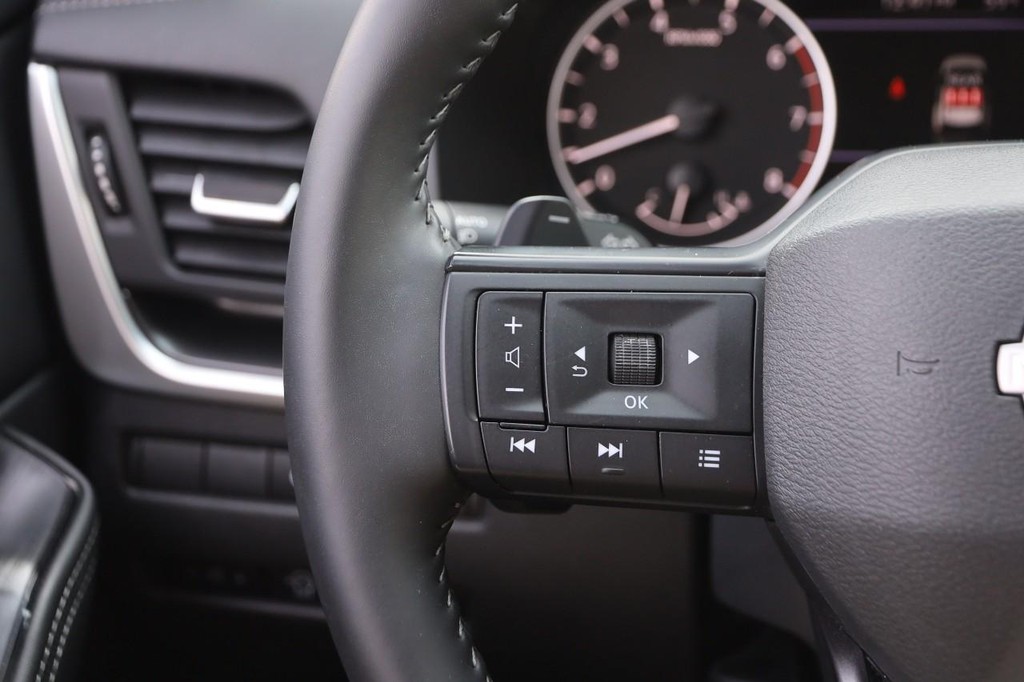 Nissan Rogue Vehicle Full-screen Gallery Image 12