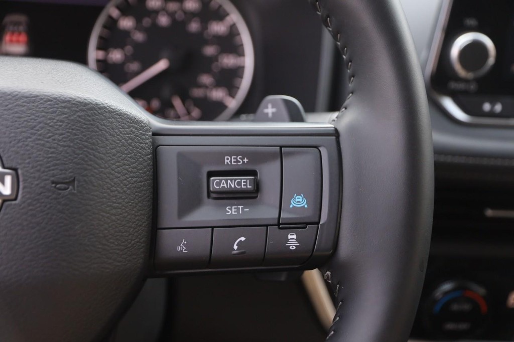 Nissan Rogue Vehicle Full-screen Gallery Image 13