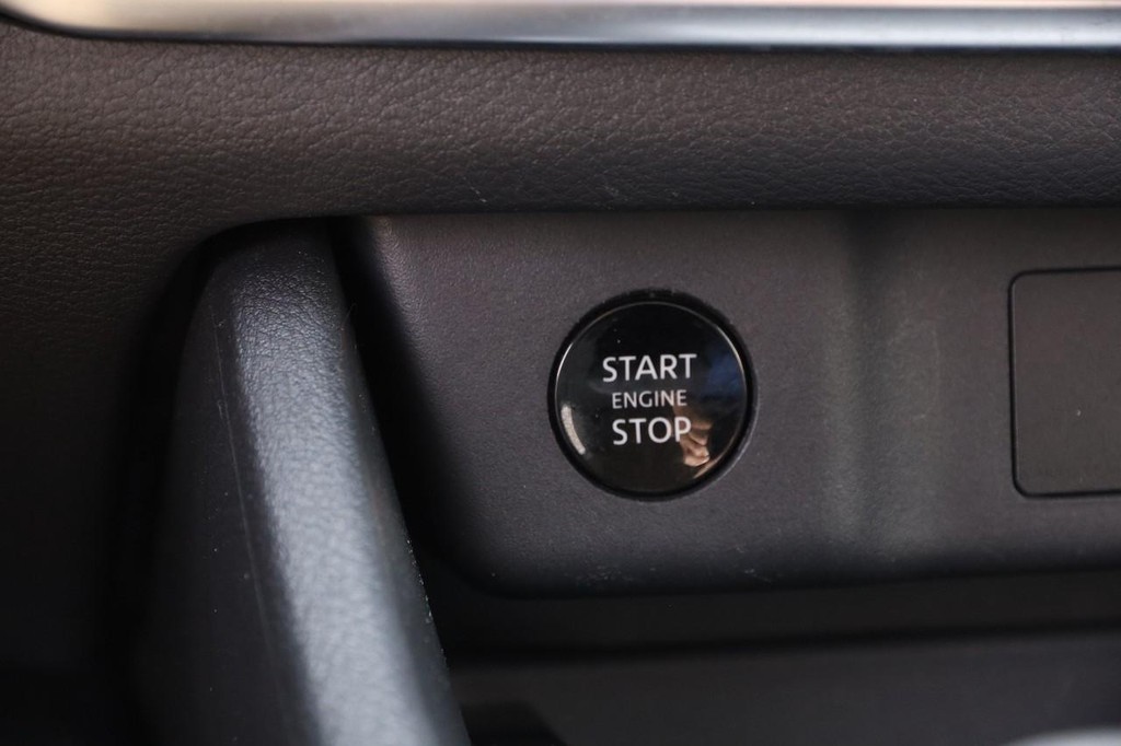 Nissan Rogue Vehicle Full-screen Gallery Image 15