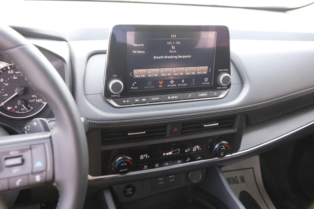 Nissan Rogue Vehicle Full-screen Gallery Image 16