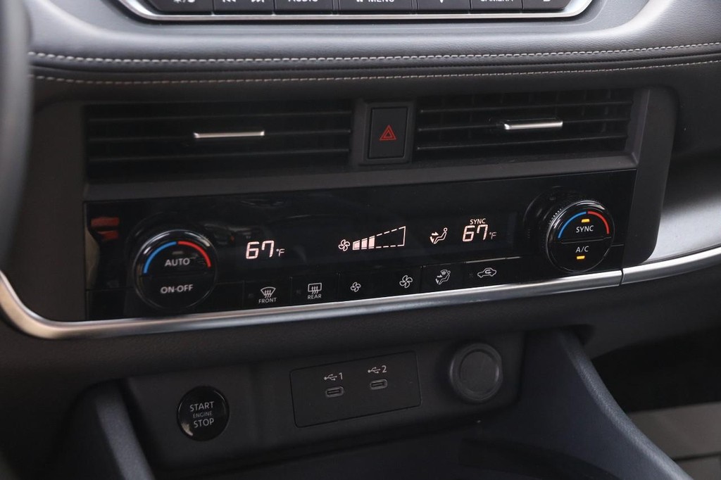 Nissan Rogue Vehicle Full-screen Gallery Image 18