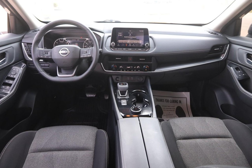 Nissan Rogue Vehicle Full-screen Gallery Image 21