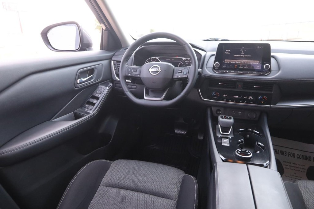 Nissan Rogue Vehicle Full-screen Gallery Image 22