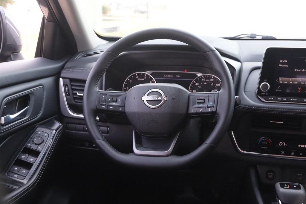 Nissan Rogue Vehicle Full-screen Gallery Image 23