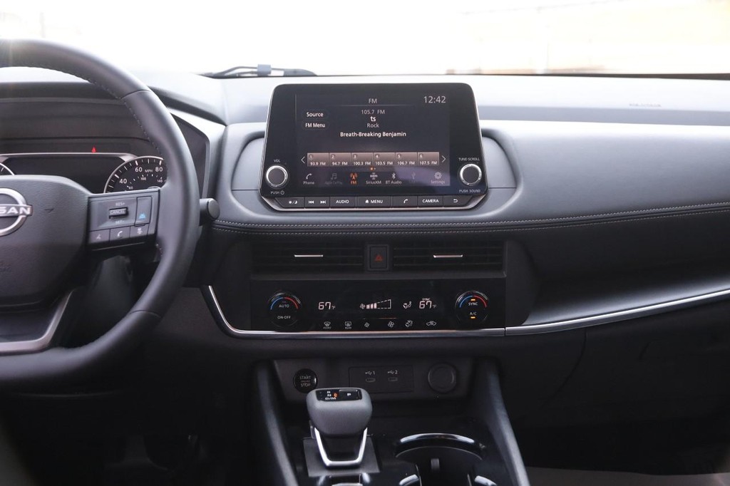 Nissan Rogue Vehicle Full-screen Gallery Image 24