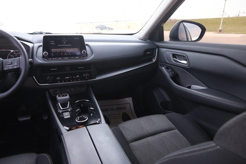 Nissan Rogue Vehicle Full-screen Gallery Image 25