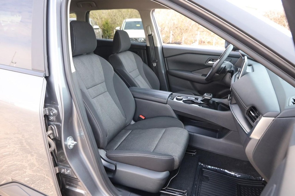 Nissan Rogue Vehicle Full-screen Gallery Image 26