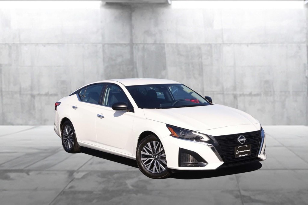 Nissan Altima Vehicle Full-screen Gallery Image 2