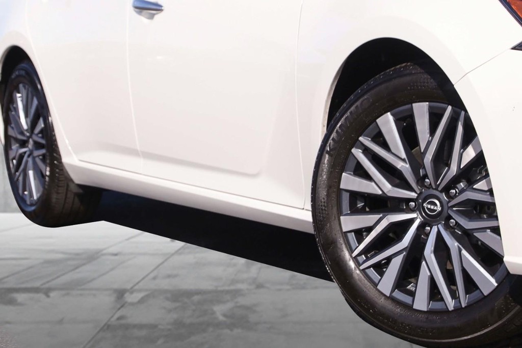 Nissan Altima Vehicle Full-screen Gallery Image 3