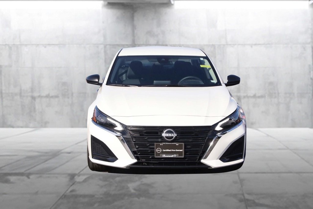 Nissan Altima Vehicle Full-screen Gallery Image 4