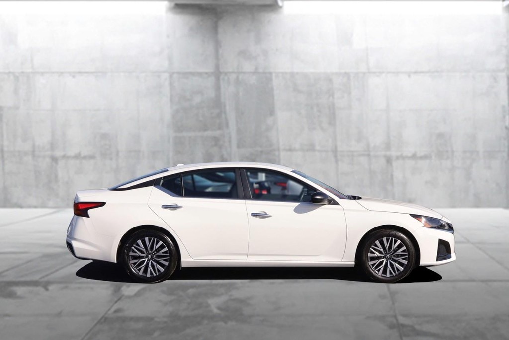 Nissan Altima Vehicle Full-screen Gallery Image 5