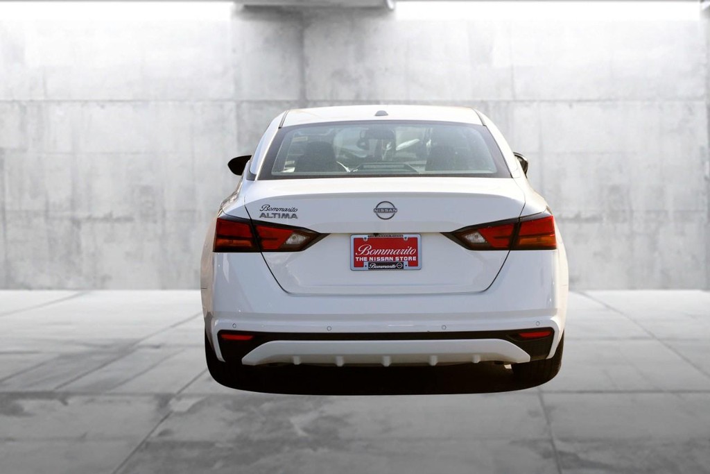 Nissan Altima Vehicle Full-screen Gallery Image 6