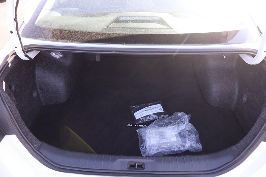 Nissan Altima Vehicle Full-screen Gallery Image 7