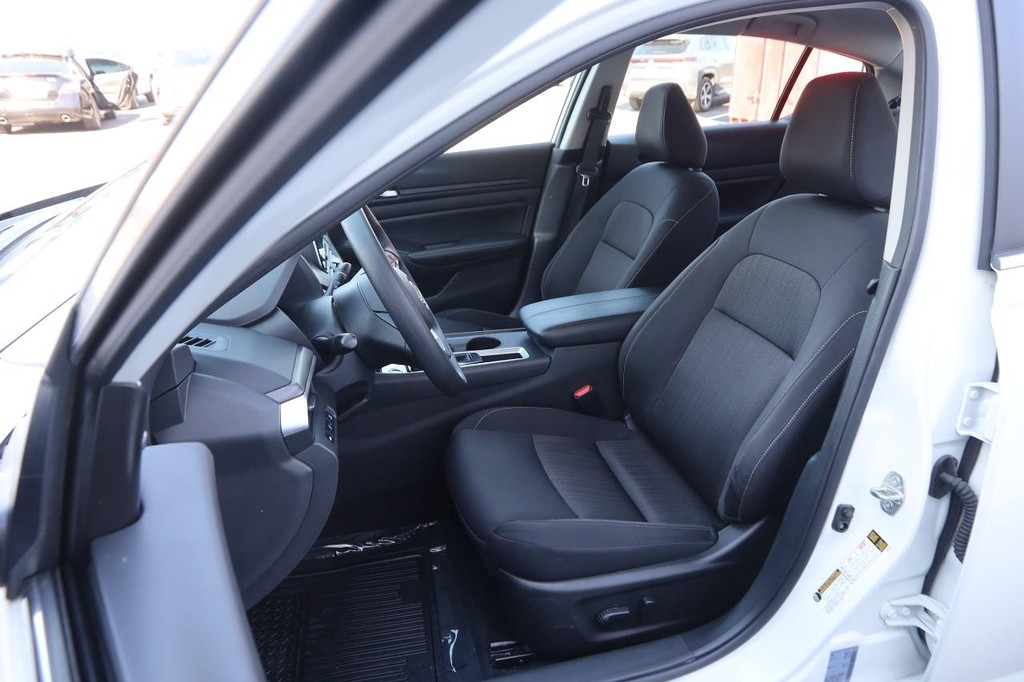 Nissan Altima Vehicle Full-screen Gallery Image 8