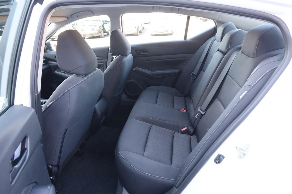 Nissan Altima Vehicle Full-screen Gallery Image 9