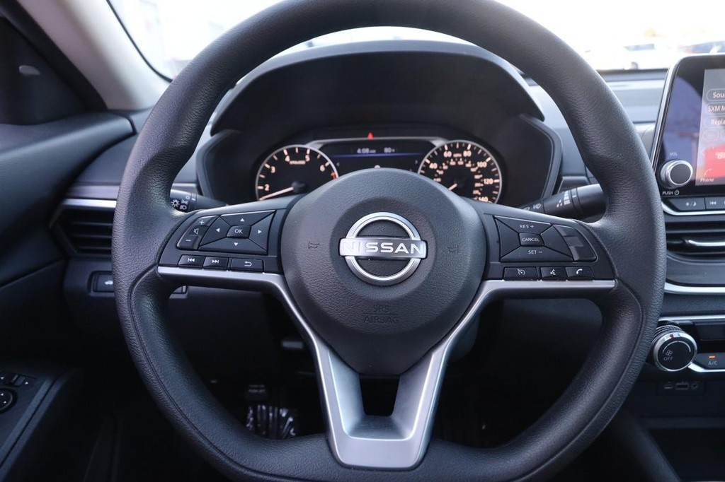 Nissan Altima Vehicle Full-screen Gallery Image 10