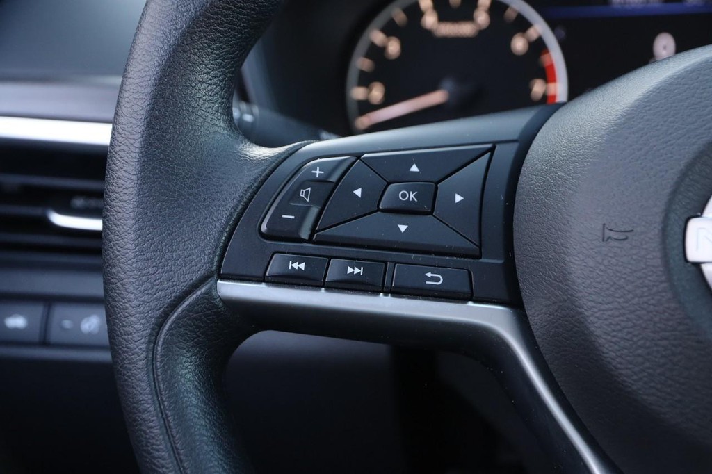 Nissan Altima Vehicle Full-screen Gallery Image 11