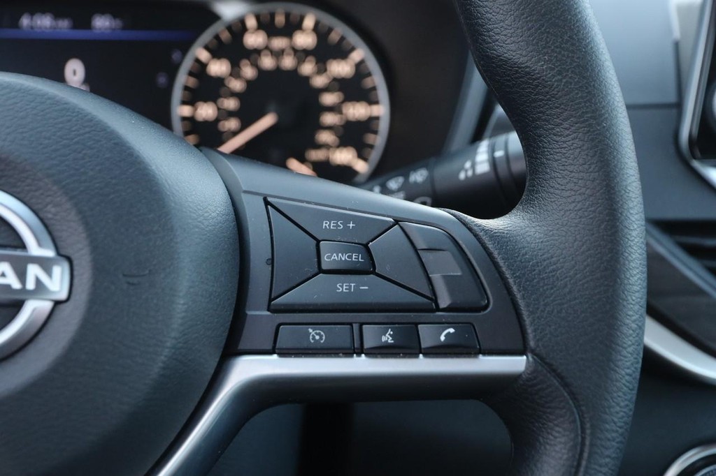 Nissan Altima Vehicle Full-screen Gallery Image 12