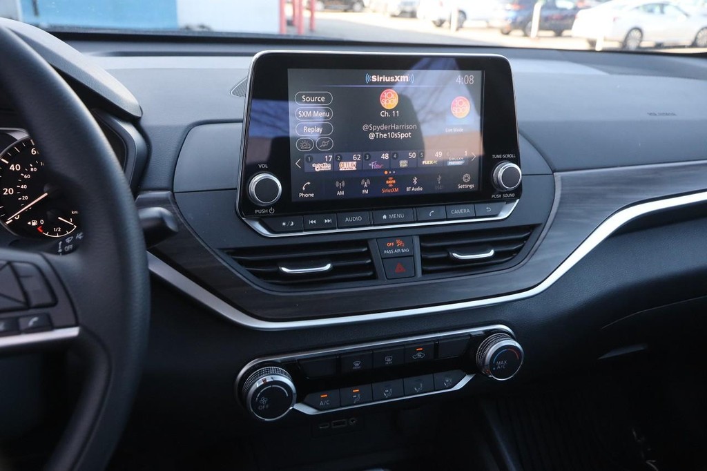 Nissan Altima Vehicle Full-screen Gallery Image 15