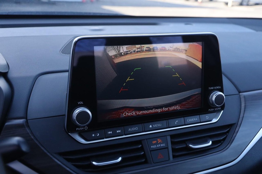 Nissan Altima Vehicle Full-screen Gallery Image 16