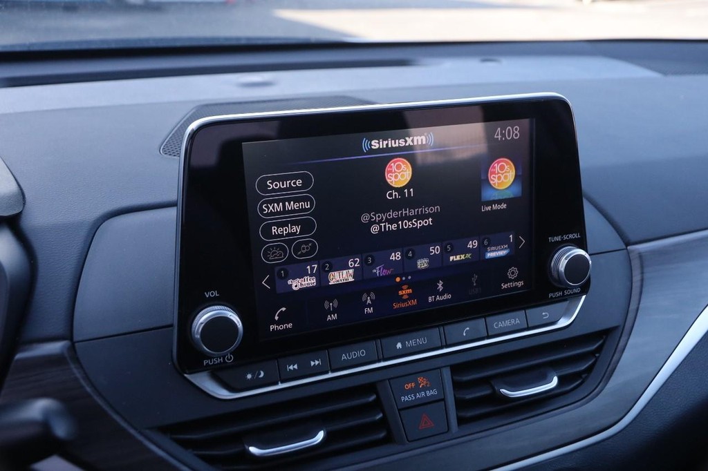 Nissan Altima Vehicle Full-screen Gallery Image 17