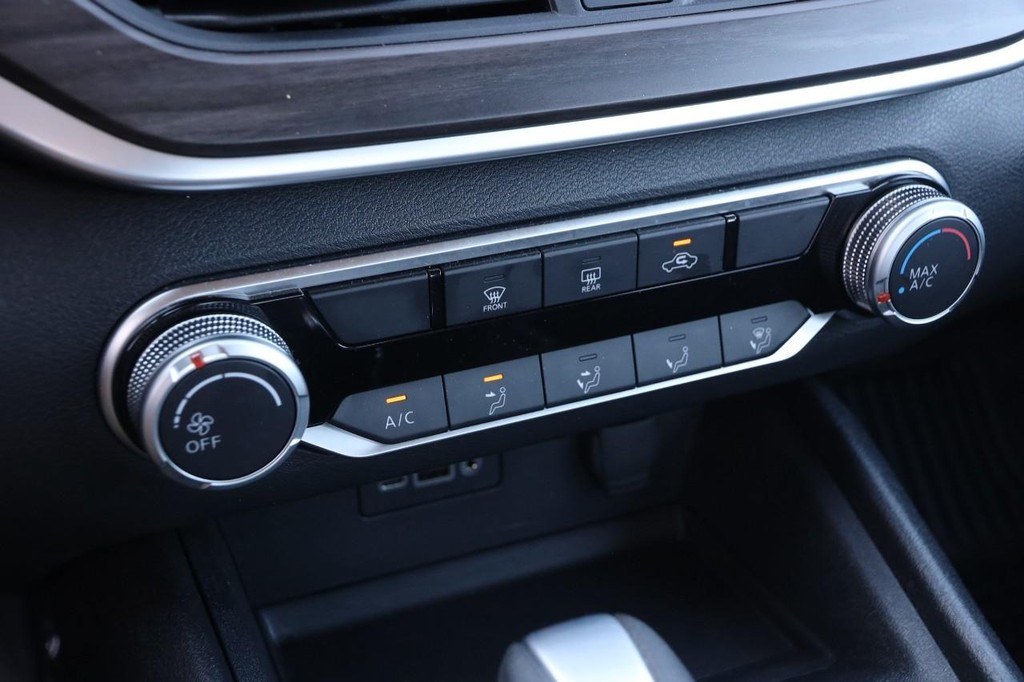 Nissan Altima Vehicle Full-screen Gallery Image 18