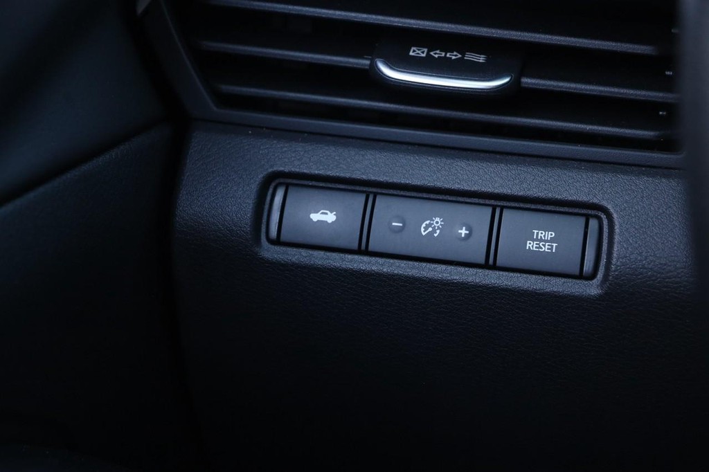 Nissan Altima Vehicle Full-screen Gallery Image 19