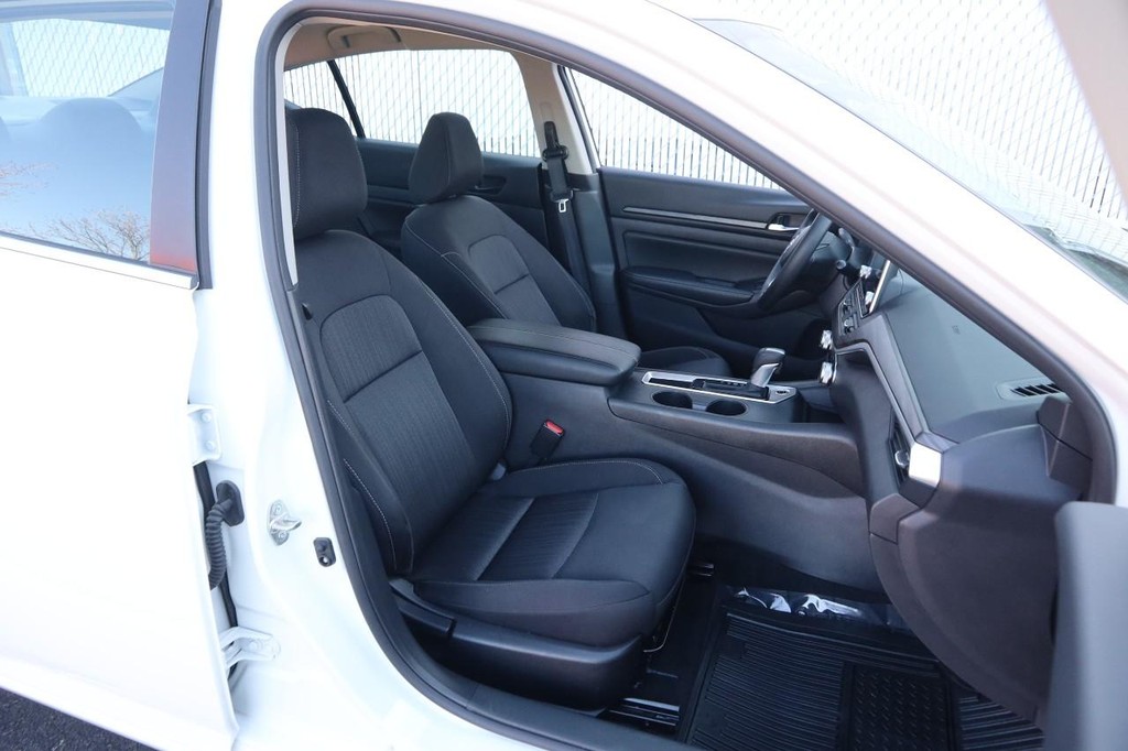 Nissan Altima Vehicle Full-screen Gallery Image 20