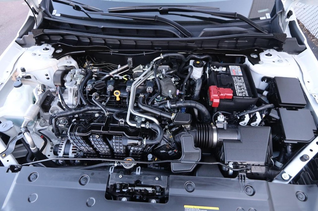 Nissan Altima Vehicle Full-screen Gallery Image 21