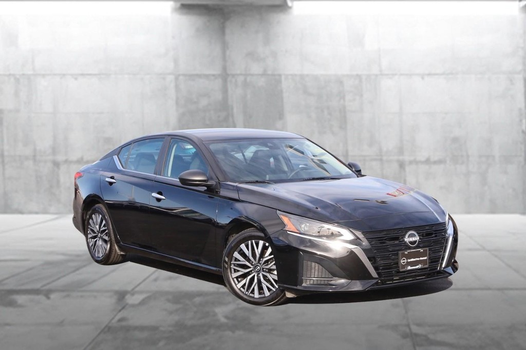 Nissan Altima Vehicle Full-screen Gallery Image 2