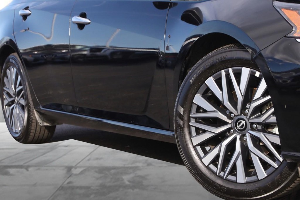 Nissan Altima Vehicle Full-screen Gallery Image 3