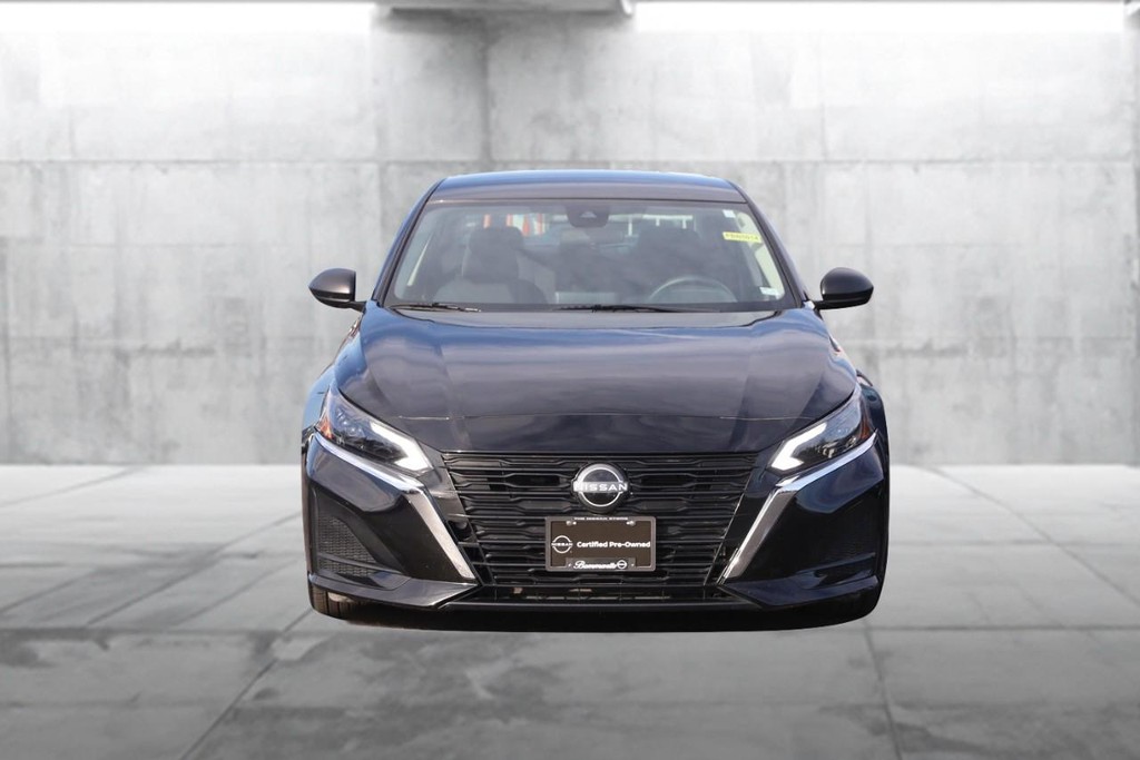 Nissan Altima Vehicle Full-screen Gallery Image 4