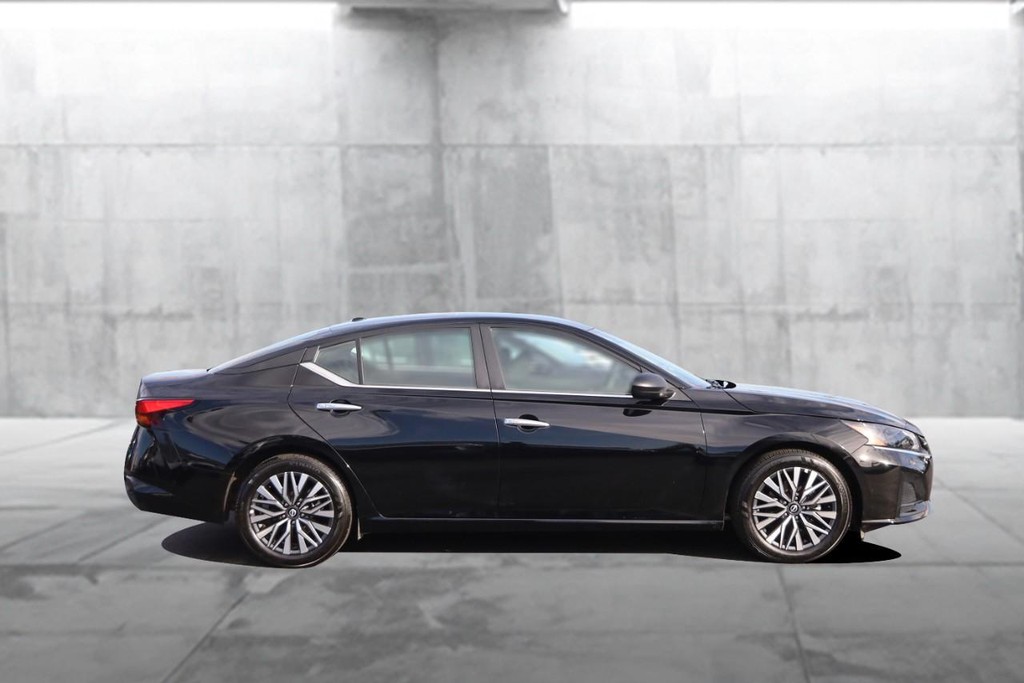 Nissan Altima Vehicle Full-screen Gallery Image 5