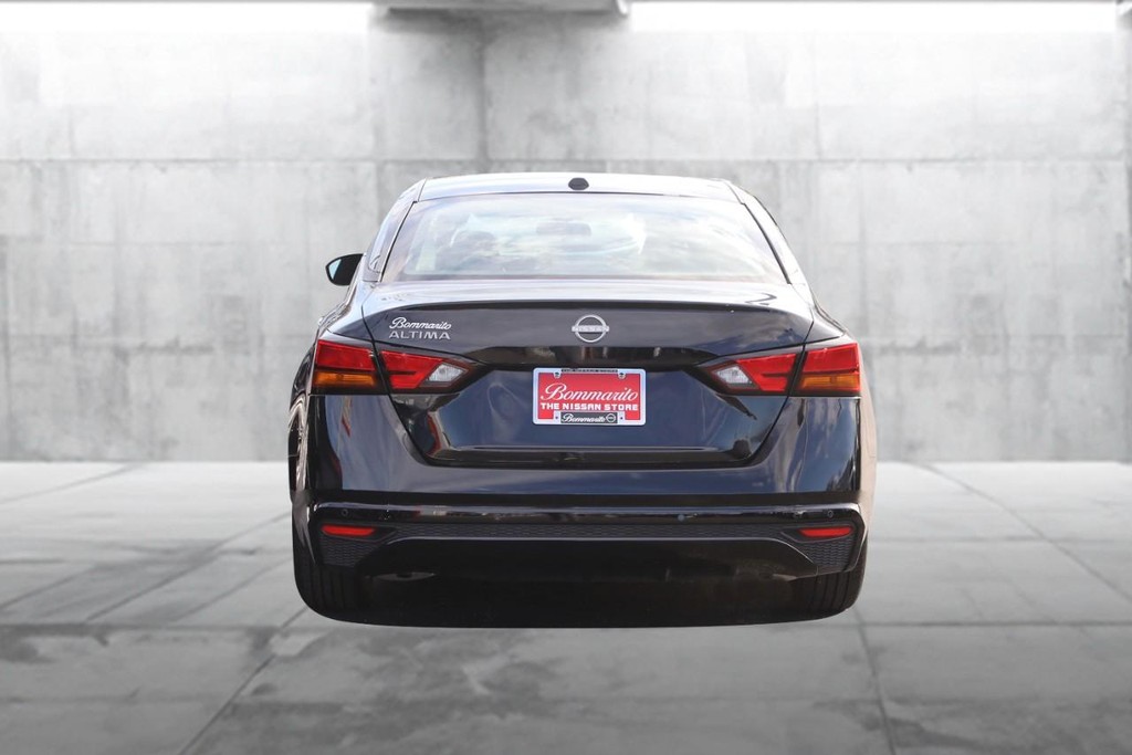 Nissan Altima Vehicle Full-screen Gallery Image 6